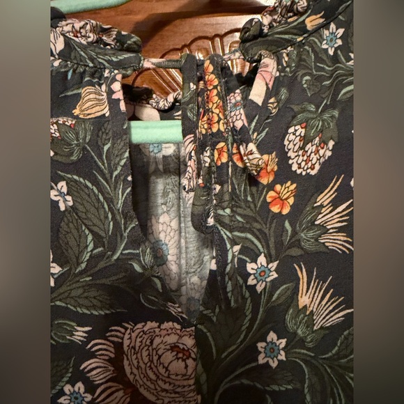 LOFT Floral Patterned Top - Picture 4 of 5
